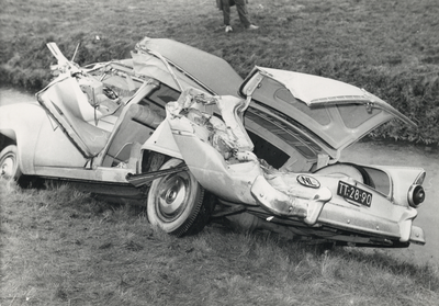 502006 Afbeelding van een verongelukte auto, vermoedelijk in de gemeente Vleuten-De Meern.